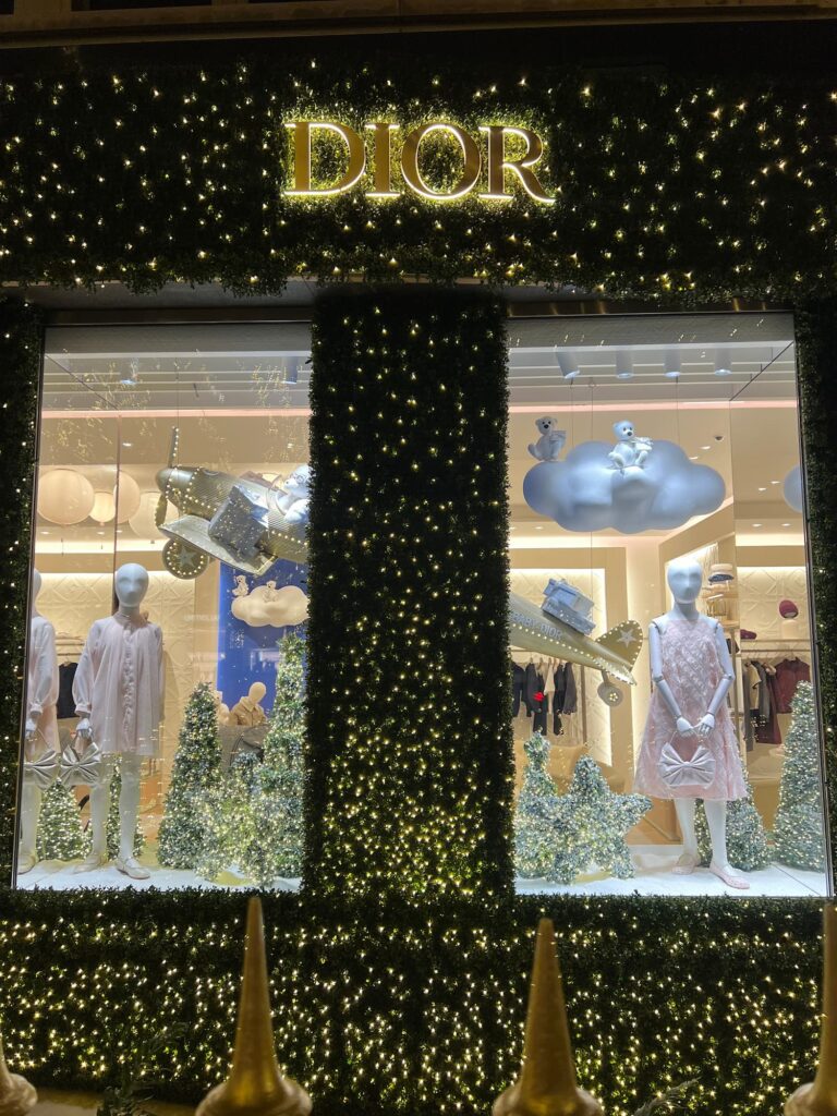 vitrine de la boutique dior enfants avenue montaigne avec décorations de noël | shopping de noël à paris | welcome hotel paris 6
