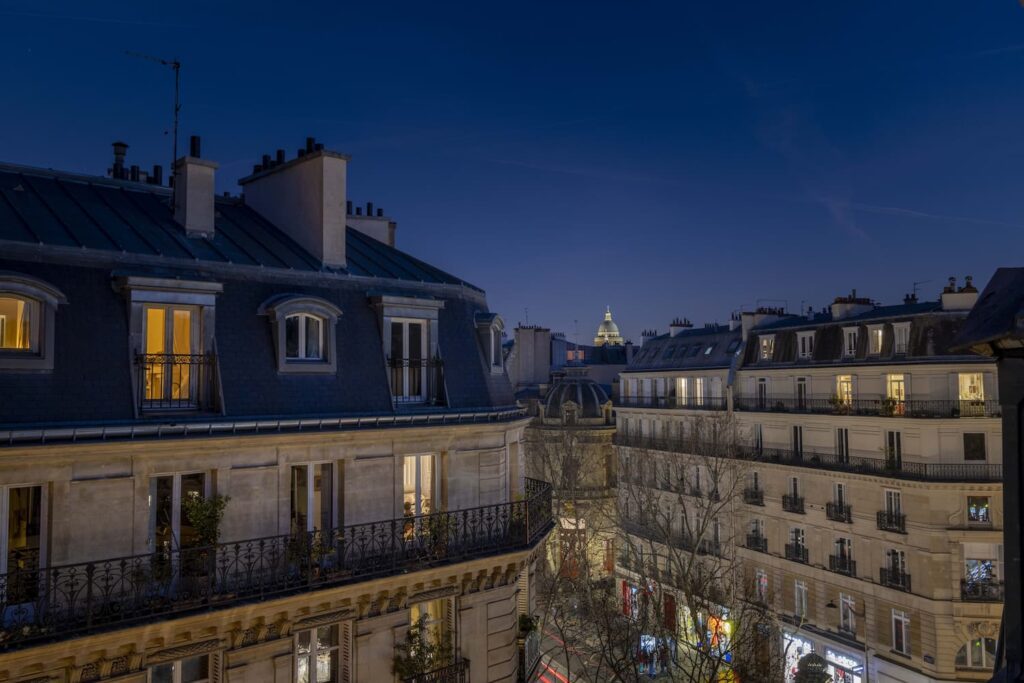 Hôtel boulevard Saint-Germain Paris 6 : vue de nuit sur le boulevard saint-germain et la rue de seine depuis une chambre du welcome hotel paris