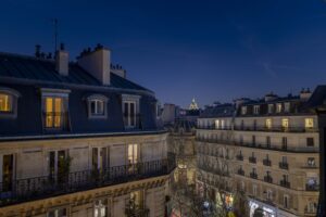 Hôtel boulevard Saint-Germain Paris 6 : vue de nuit sur le boulevard saint-germain et la rue de seine depuis une chambre du welcome hotel paris