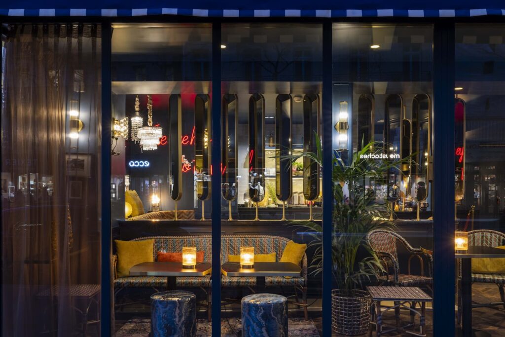 Hôtel boulevard Saint-Germain Paris : vue du salon du welcome hotel paris depuis la rue, de nuit