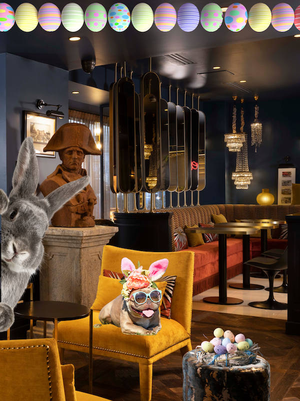 welcome hotel paris pour fêter paques à paris | hall de l'hôtel avec lapin, chien déguisé en lapin et oeufs de pâques