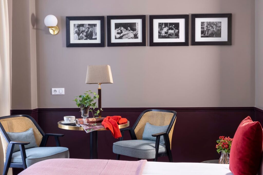 salon avec chaises, table, lampes et photos - page livret d'accueil hotel paris