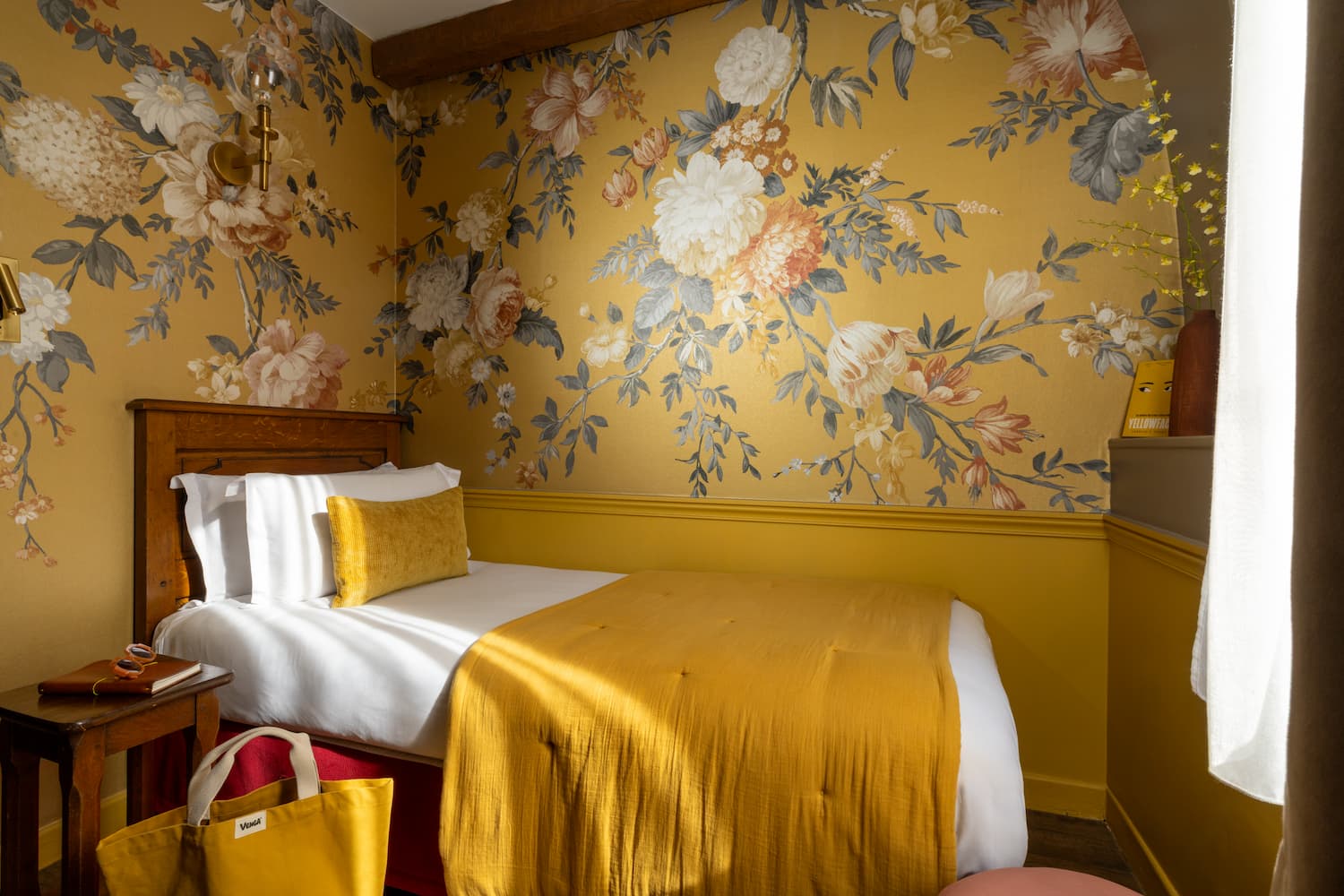 2-star hotel paris single room : single bed, wooden bedside table