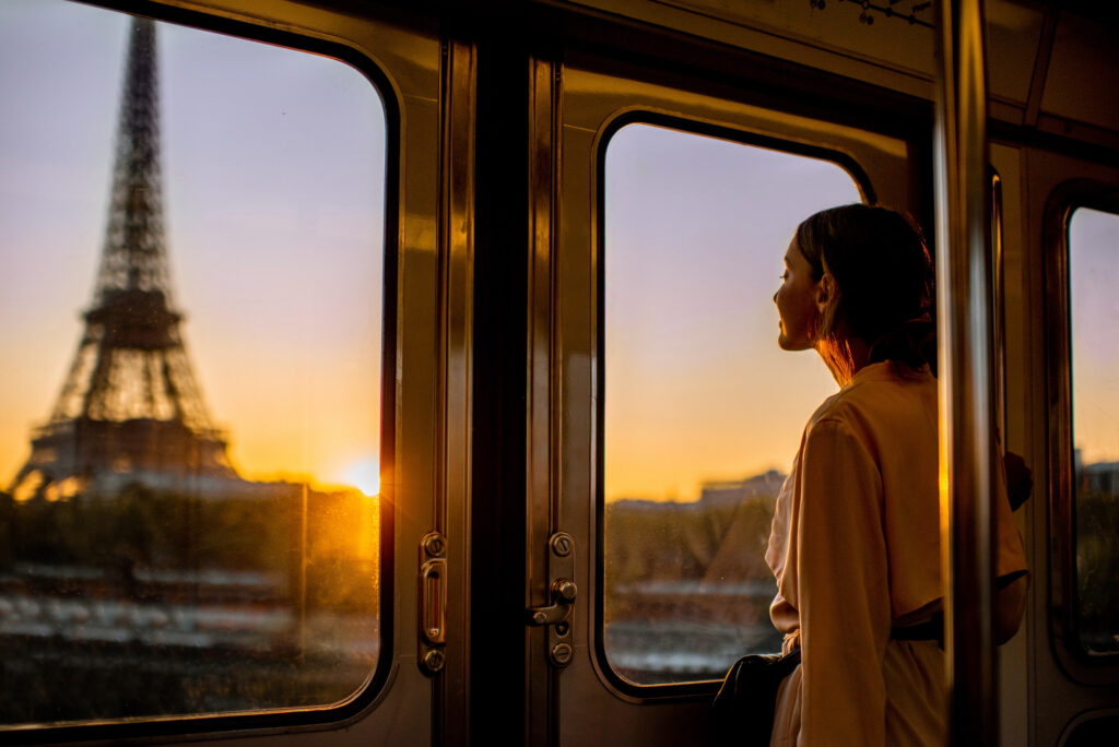 Vue Tour Eiffel depuis le métro parisien - venir à paris 6 en train - welcome hôtel paris 6