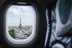 vue Tour Eiffel depuis un hublot - venir à paris en avion - hotel welcome paris 6