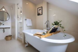 Chambre-avec-baignoire-la-parisienne-baignoire