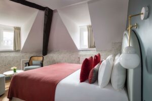 Chambre-avec-baignoire-la-parisienne-lit
