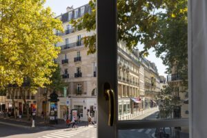 Vue sur le Boulevard Saint-Germain depuis la fenêtre de notre chambre hôtel lit king size Paris