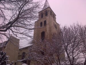 Clocher de l'église saint-germain sous la neige près du welcome hôtel paris durant un hiver à paris