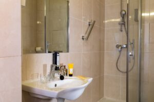 Baño con ducha en la habitación clásica twin en París.