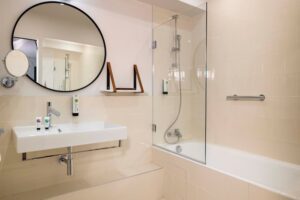 Hotel-avec-baignoire-la-dauphine-salledebain