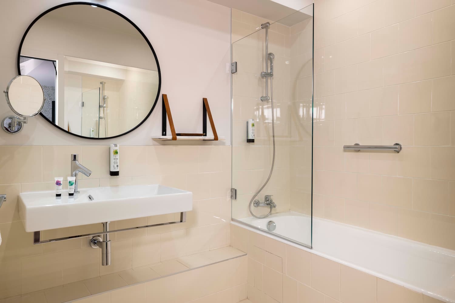 Hotel-avec-baignoire-la-dauphine-salledebain