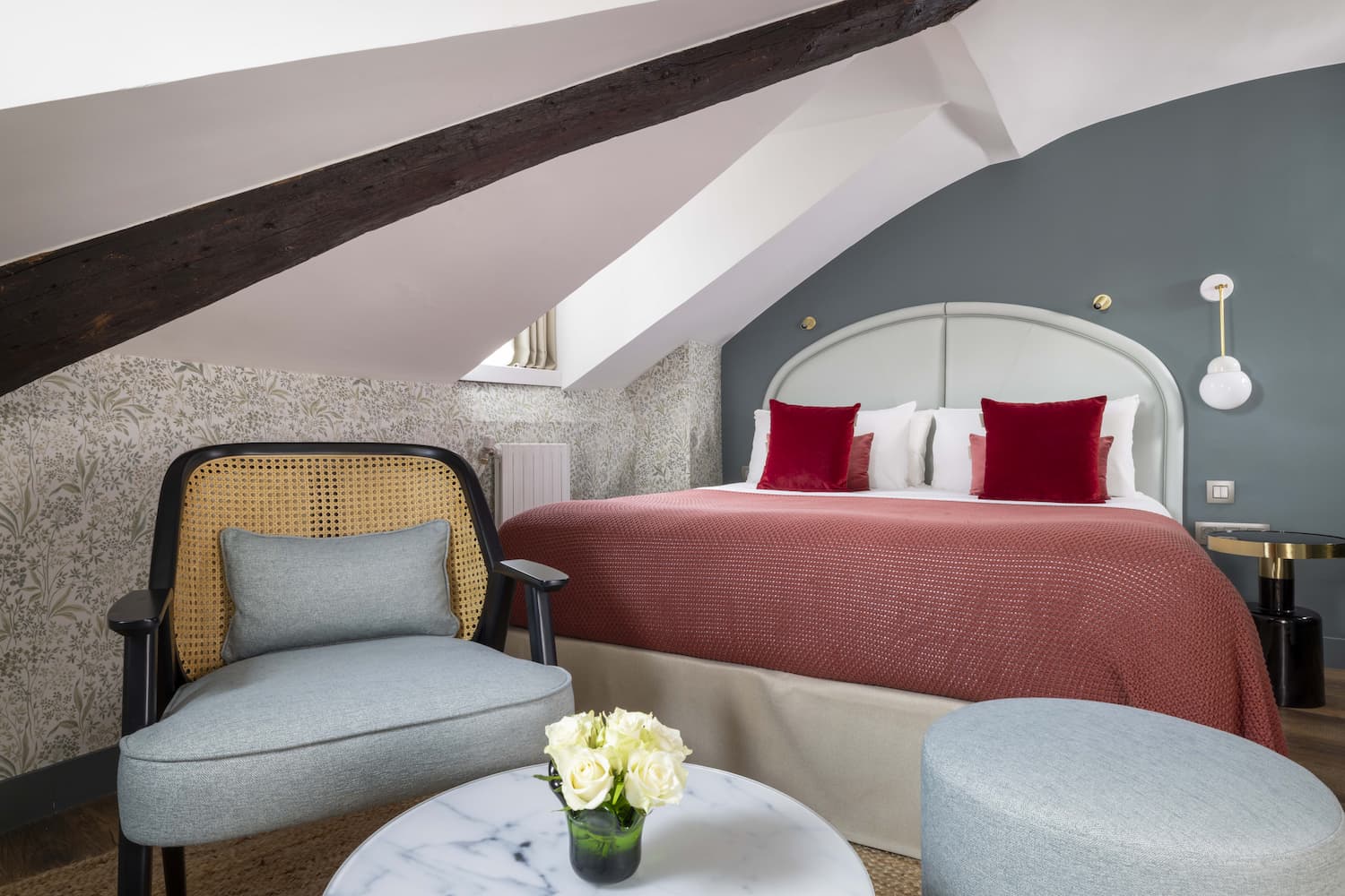 Chambre Deluxe la parisienne avec grand lit et petit salon - welcome hôtel paris