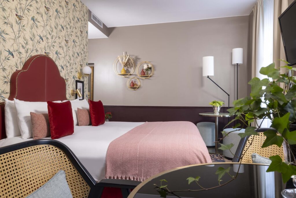 chambre la saint-germain avec grand lit et salon au welcome hôtel Paris