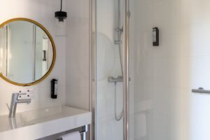 Quarto superior no Welcome Hotel Paris com banheiro privativo e chuveiro