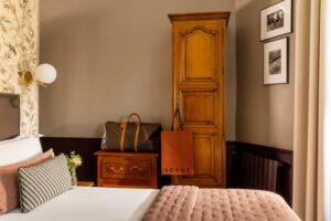 Superior room welcome hotel Paris : wooden wardrobe
