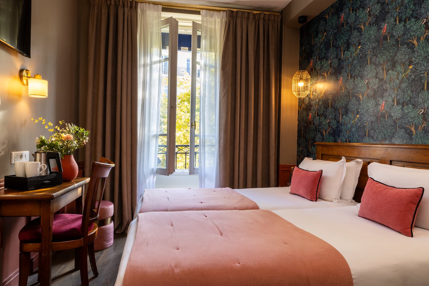 Welcome hotel Paris centre chambre twin : 2 lits individuels, bureau en bois, vue rue