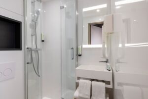 hotel chambre double paris - salle d'eau avec miroir lumineux et tiroirs, serviettes