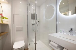 salle d'eau avec miroir lumineux, douche et toilettes, welcome hotel rive gauche paris