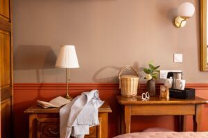 bureau et consoles en bois avec habits, panier et lunettes de soleil welcome hotel rive gauche paris