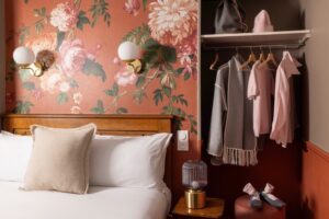 chambre single supérieure paris : lit double, tissu fleuri, penderie avec vêtements, lampe | WELCOME HOTEL paris