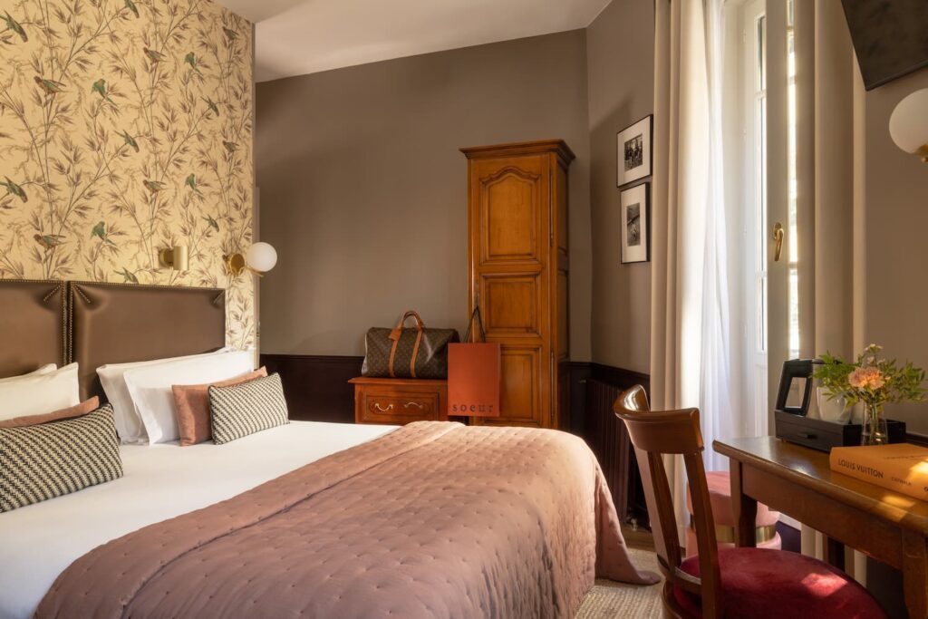 hotel 2 estrellas paris habitacion superior : cama king size, armario de madera