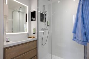 welcome hotel rive gauche paris : salle d'eau avec douche à l'italienne, miroir lumineux, tiroir