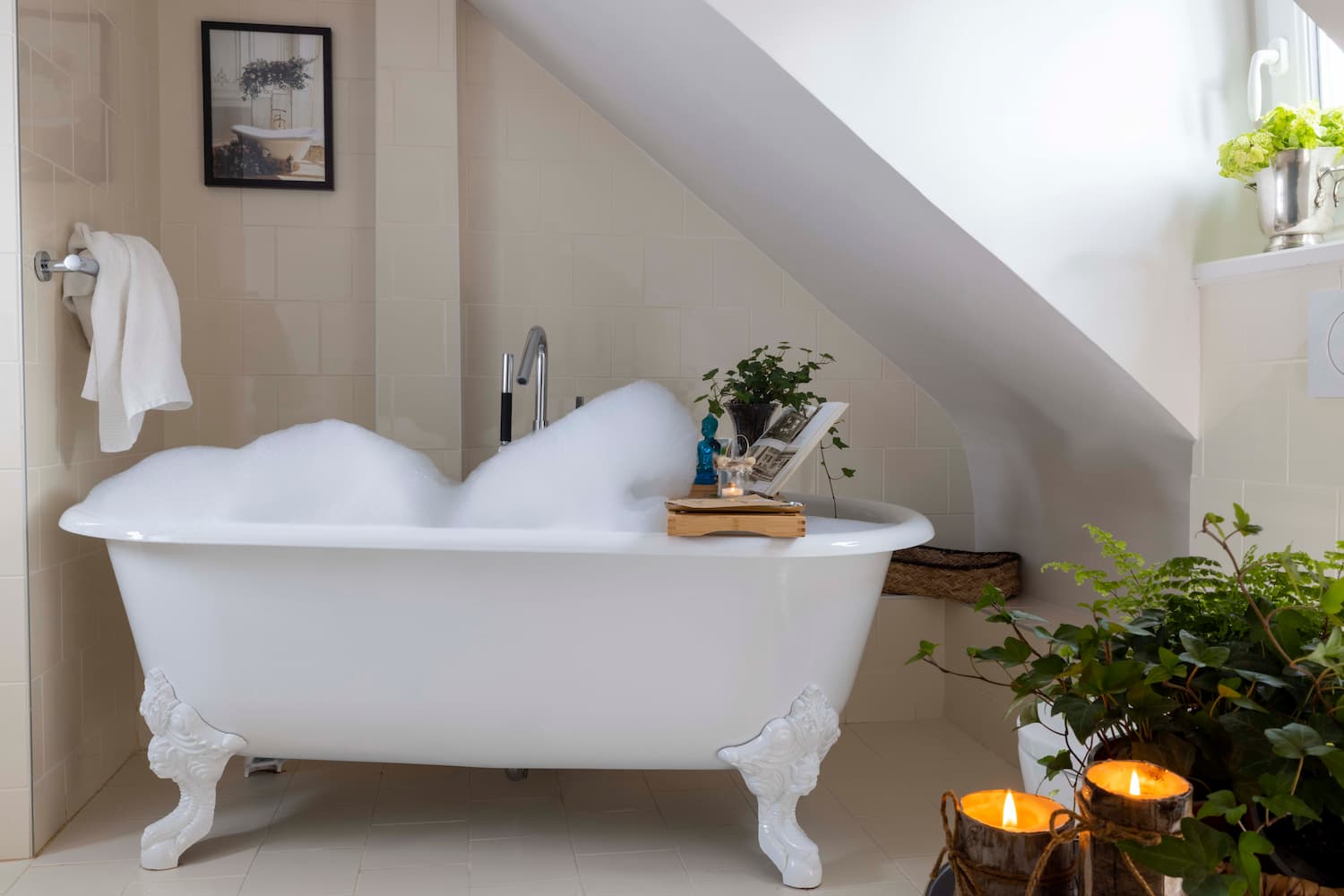 salle de bain avec baignoire sabot blanche et bain moussant au Welcome Hôtel paris - hotel salon international de la lingerie paris