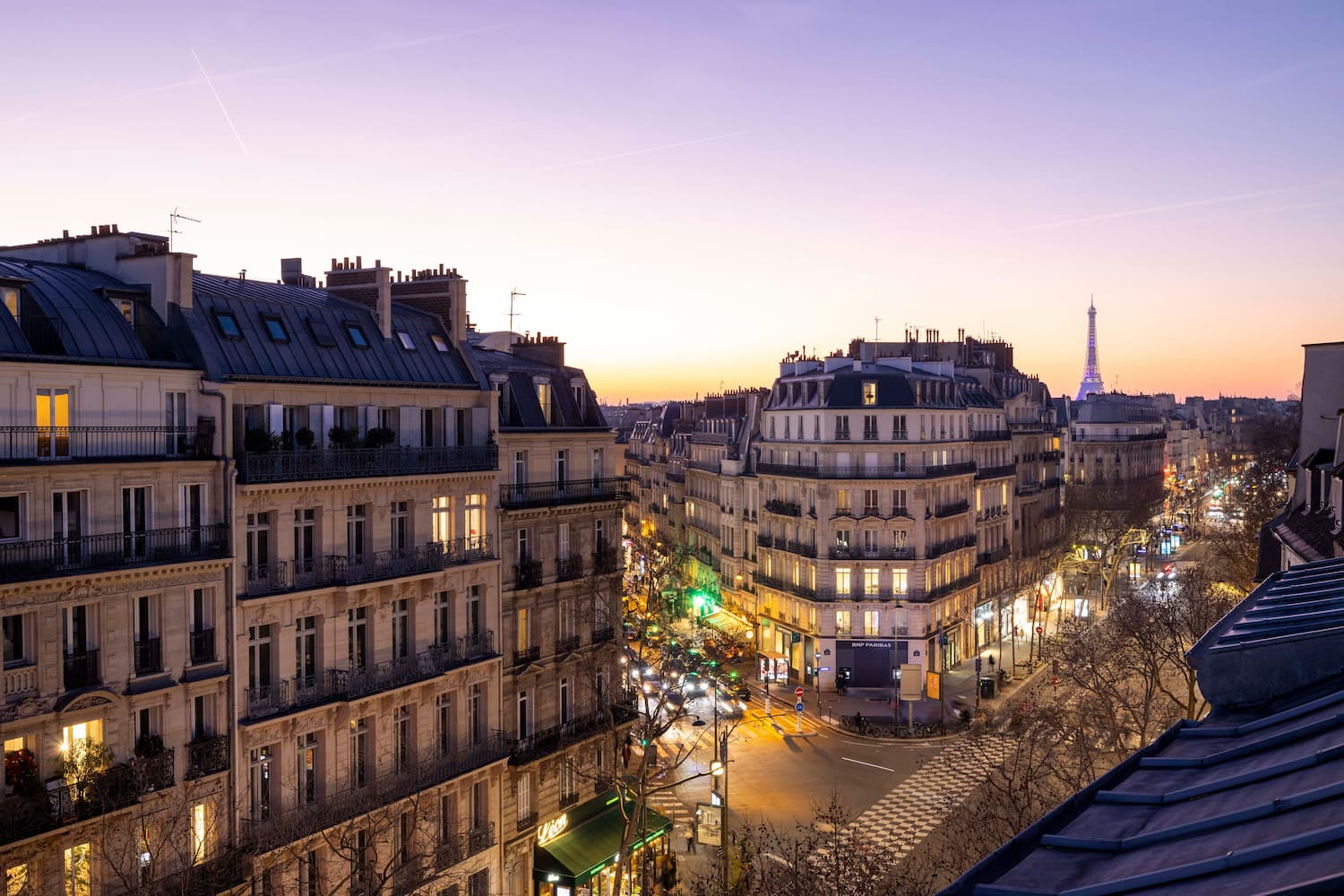 vue depuis le Welcome Hôtel paris sur le boulevard saint-germain, les immeubles d'ariens et la Tour Eiffel à la nuit tombée - hotel salon international de la lingerie paris