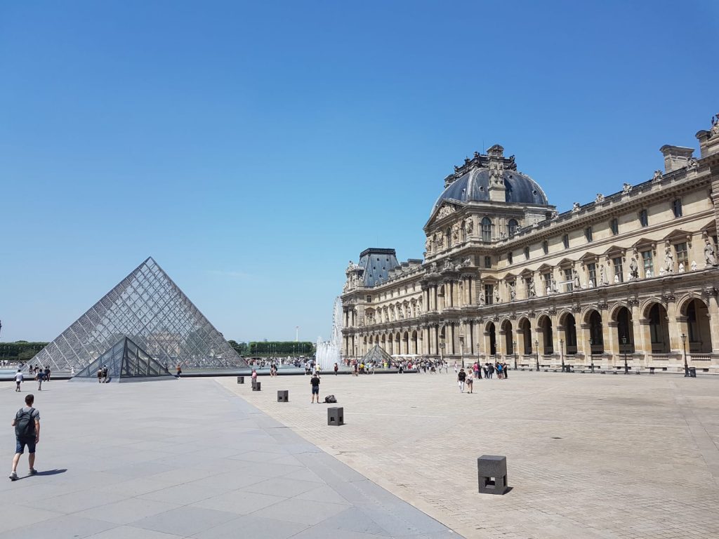 Book a hotel room near the Louvre Museum