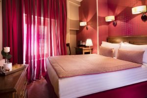 Room with a matrimonial bed at Welcome hôtel Paris 6 - best RATE