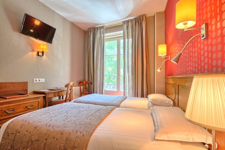 How much does a hotel cost for a weekend in Paris Center ? The