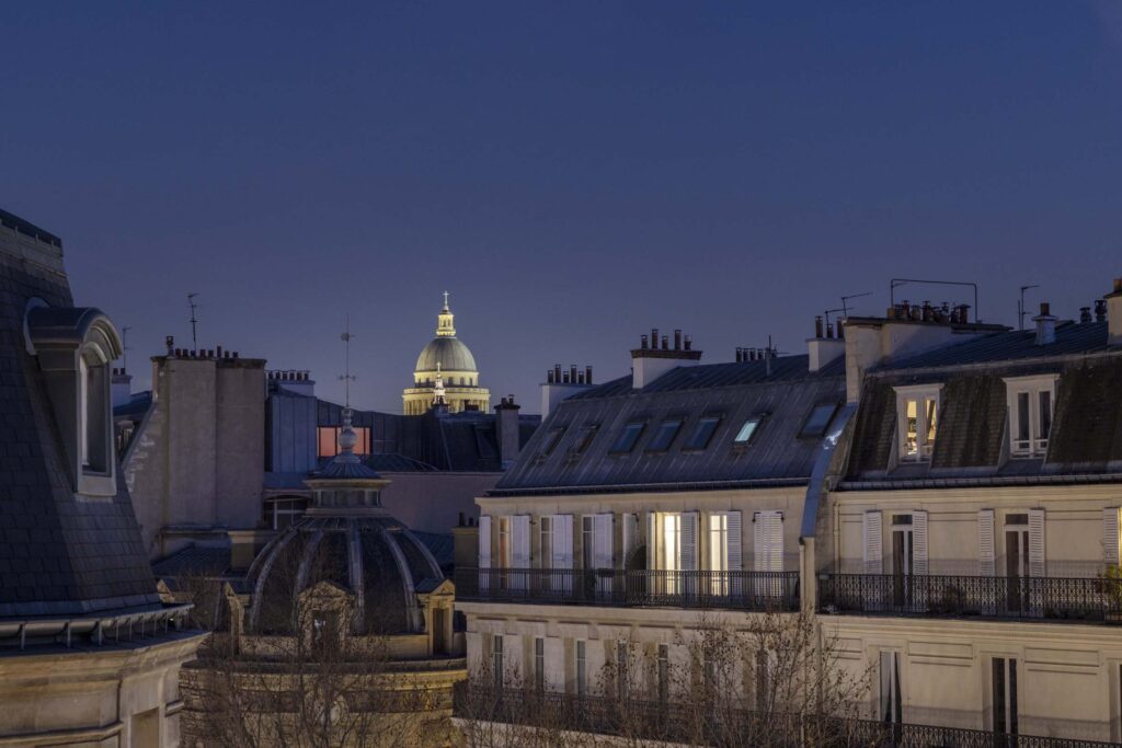 Vue des toits de Paris et du Panthéon depuis une chambre au sixième étage du Welcome Hôtel Paris