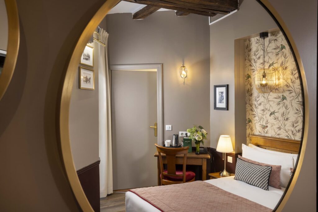 Qu'est-ce qu'un boutique hôtel Paris? Le welcome hôtel Paris vous accueille dans son établissement de 29 chambres, douillet et chaleureux en plein centre de Paris